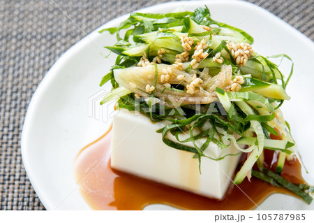 きゅうりと香味野菜(みょうが・大葉)たっぷり冷奴。 きゅうりと香味野菜(みょうが・大葉)たっぷり冷奴。 105787985