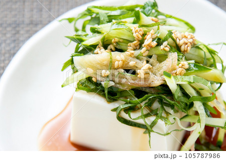 きゅうりと香味野菜(みょうが・大葉)たっぷり冷奴。 きゅうりと香味野菜(みょうが・大葉)たっぷり冷奴。 105787986