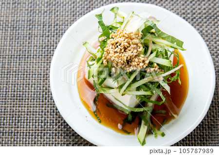 きゅうりと香味野菜(みょうが・大葉)たっぷり冷奴。 きゅうりと香味野菜(みょうが・大葉)たっぷり冷奴。 105787989