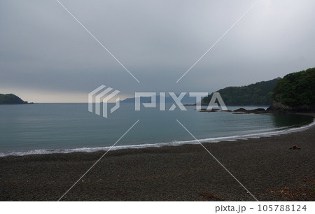雲低く垂れ込める東紀州の豊浦海岸 105788124