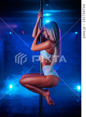 Club pole dancing 105788788
