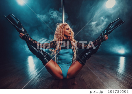 Young blond woman pole dancer 105789502