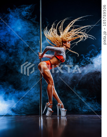 Young sexy woman pole dancing 105789506