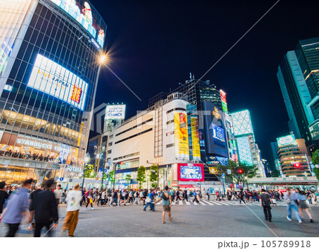 土曜夜の渋谷スクランブル交差点　※一部ソフトフォーカス 105789918