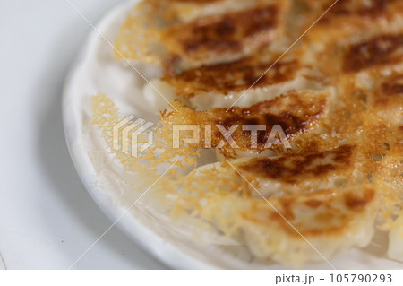 写真素材: 焼きたての羽根付餃子 写真素材: 焼きたての羽根付餃子 105790293