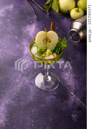 Apple alcoholic cocktail or mocktail Apple alcoholic cocktail or mocktail 105790371