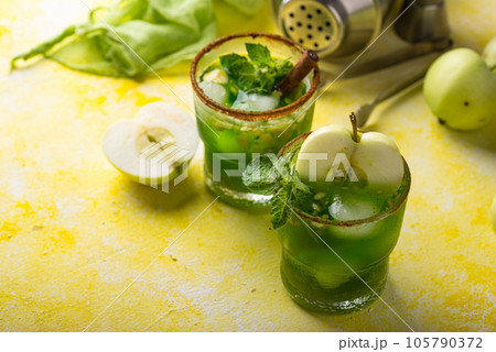 Apple alcoholic cocktail or mocktail Apple alcoholic cocktail or mocktail 105790372