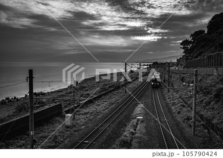 朝を迎えた日本海と日本海ひすいラインを走るET122形気動車【糸魚川市】 朝を迎えた日本海と日本海ひすいラインを走るET122形気動車【糸魚川市】 105790424