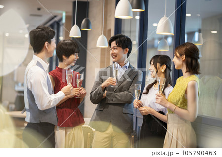 レセプション・パーティー　イメージ　グラスを持って歓談する若い男女 105790463