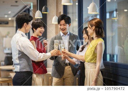 レセプション・パーティー　イメージ　乾杯をする若い男女 105790472