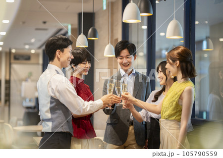 レセプション・パーティー イメージ 乾杯をする若い男女 レセプション・パーティー イメージ 乾杯をする若い男女 105790559