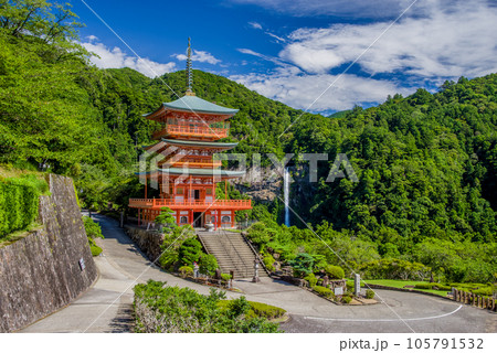 熊野那智大社三重塔と那智の滝 105791532