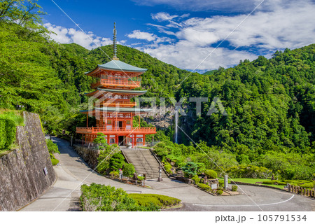 【熊野那智大社】青岸渡寺三重塔と那智の滝 105791534