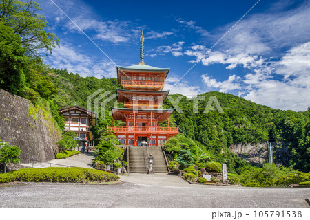 【熊野那智大社】青岸渡寺三重塔と那智の滝 105791538