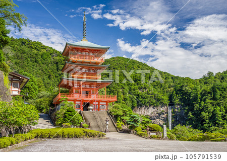 【熊野那智大社】青岸渡寺三重塔と那智の滝 【熊野那智大社】青岸渡寺三重塔と那智の滝 105791539