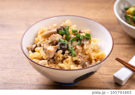 鶏としめじの炊き込みご飯 鶏としめじの炊き込みご飯 105791665