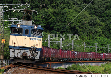 伯備線をゆくEF64形牽引の貨物列車 105791864
