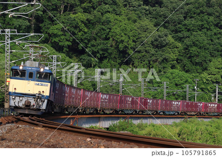伯備線をゆくEF64形牽引の貨物列車 105791865