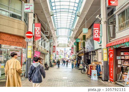 東京の都市風景　高円寺駅　高円寺パル商店街 105792131