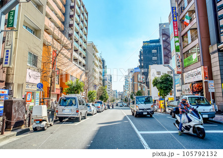 東京の都市風景　高円寺駅 105792132