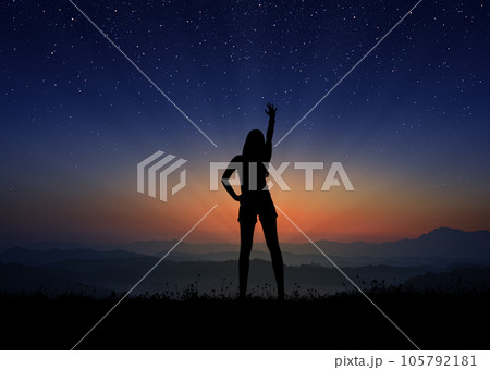 星空と女性シルエット 星空と女性シルエット 105792181