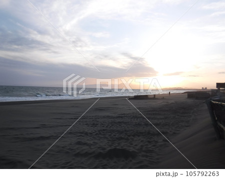 鵠沼海岸で見る夕焼けの景色 3月 鵠沼海岸で見る夕焼けの景色 3月 105792263