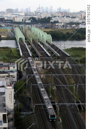 荒川陸橋を渡る京浜東北線（埼玉県川口市） 105792302