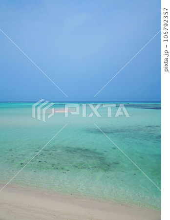 南の島の白い砂浜と青い海 南の島の白い砂浜と青い海 105792357