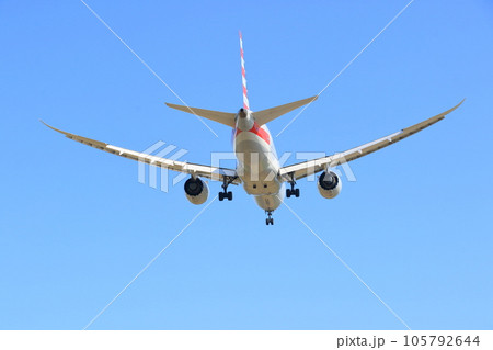 夏空に向かって飛ぶ旅客機　着陸進入する旅客機 105792644