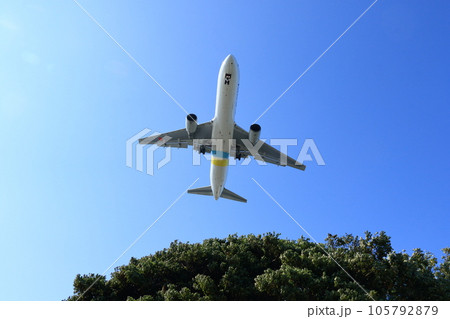 着陸進入する旅客機　国際線　国内線　ジェット機 105792879