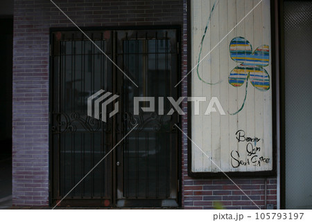 古風なカフェのドア 古風なカフェのドア 105793197