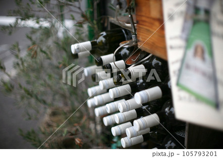 ワインバーのボトル 105793201