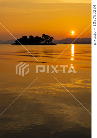 島根県松江市 宍道湖に沈む夕日とシルエットの嫁ヶ島 島根県松江市 宍道湖に沈む夕日とシルエットの嫁ヶ島 105793284