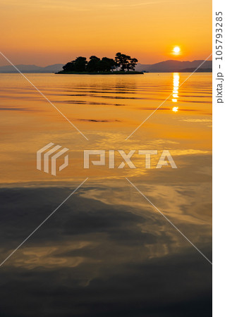島根県松江市 宍道湖に沈む夕日とシルエットの嫁ヶ島 島根県松江市 宍道湖に沈む夕日とシルエットの嫁ヶ島 105793285