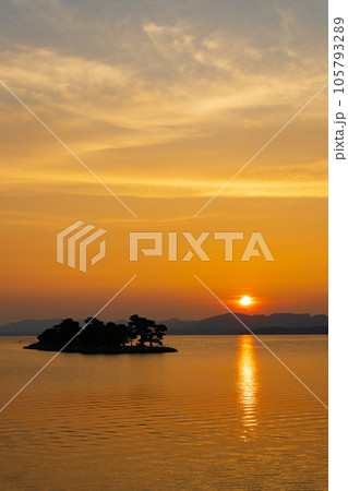 島根県松江市　宍道湖に沈む夕日とシルエットの嫁ヶ島 105793289