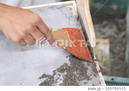 写真素材: モルタル職人の手元 写真素材: モルタル職人の手元 105793515