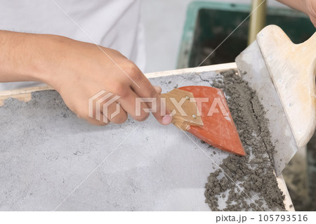 写真素材: モルタル職人の手元 写真素材: モルタル職人の手元 105793516