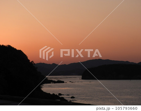 美しい海岸の夕景　4月 105793660