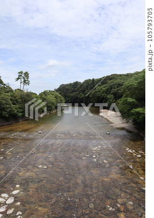 伊勢神宮・内宮の西端を流れる五十鈴川 伊勢神宮・内宮の西端を流れる五十鈴川 105793705