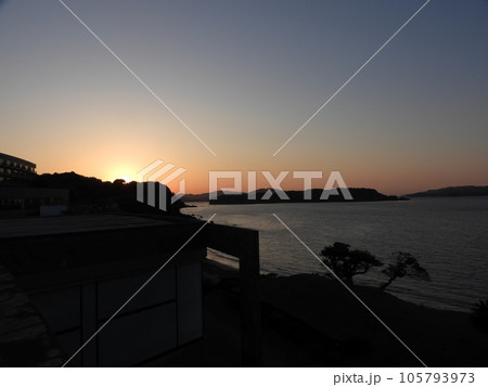 美しい海岸の夕景　4月 105793973