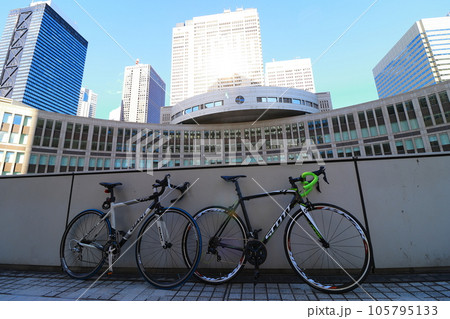 高層ビル街のサイクリング 高層ビル街のサイクリング 105795133