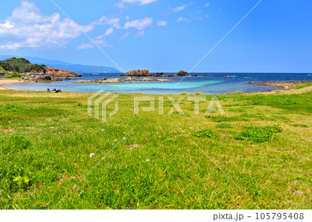 伊豆半島・南伊豆・爪木崎・快晴の池ノ段ビーチで楽しむアウトドアのイメージ・静岡県下田市(1) 伊豆半島・南伊豆・爪木崎・快晴の池ノ段ビーチで楽しむアウトドアのイメージ・静岡県下田市(1) 105795408