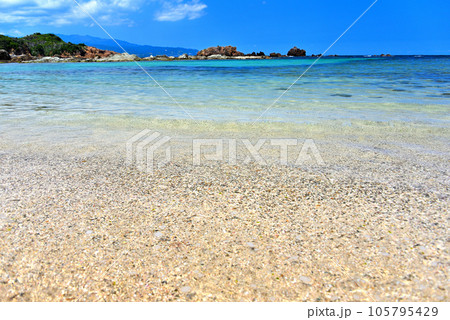 伊豆半島・南伊豆・爪木崎・南国ムード漂う砂浜、池ノ段ビーチに寄せる波のイメージ・静岡県下田市(9) 105795429