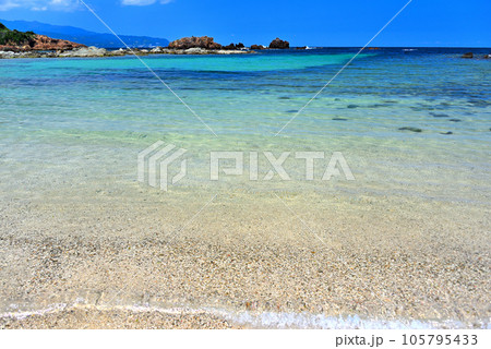 伊豆半島・南伊豆・爪木崎・美しい砂浜と透明な海、池ノ段ビーチに寄せる波のイメージ・静岡県下田市(4) 伊豆半島・南伊豆・爪木崎・美しい砂浜と透明な海、池ノ段ビーチに寄せる波のイメージ・静岡県下田市(4) 105795433