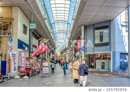東京の都市風景　高円寺駅　高円寺パル商店街 105795858