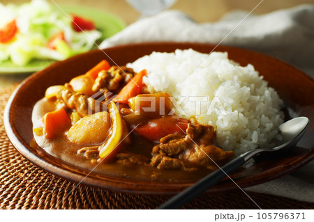 ポークカレーと野菜サラダ ポークカレーと野菜サラダ 105796371