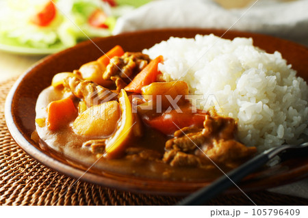 ポークカレーと野菜サラダ ポークカレーと野菜サラダ 105796409