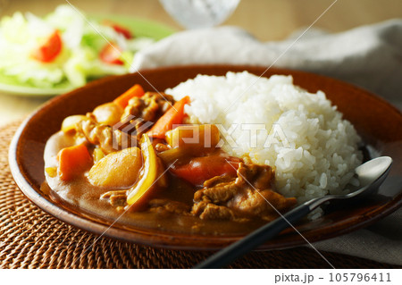 ポークカレーと野菜サラダ ポークカレーと野菜サラダ 105796411