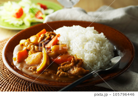 ポークカレーと野菜サラダ ポークカレーと野菜サラダ 105796446