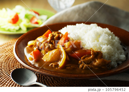 ポークカレーと野菜サラダ 105796452